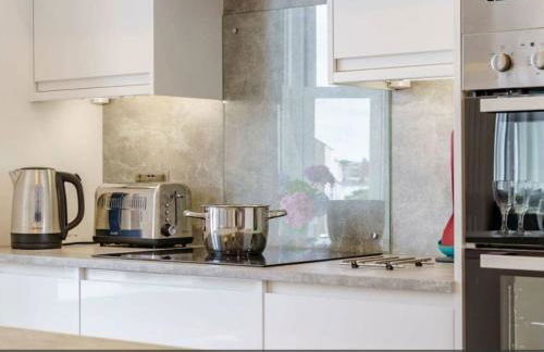 Tenby Heights, 5 en-suites, Parking & Garden - Photo 16