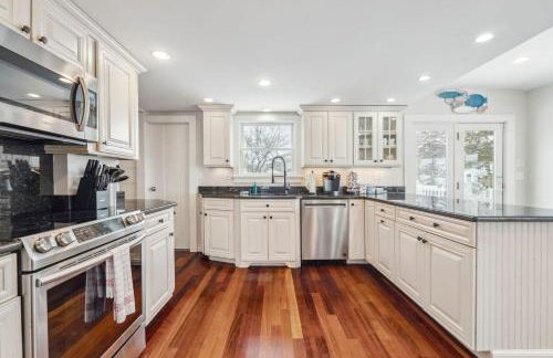 Seaside Serenity Steps to Beach Deck & Porch - Foto 18