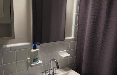 Walk to 2 metro's, furnished studio, private, parking, wifi. - Foto 8