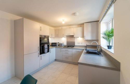 Charming 4 Bedroom House for 8 - Family Friendly - Fast WiFi - Parking - Photo 8