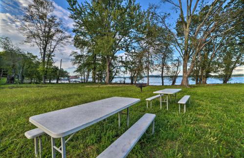 Charming Lakefront Home with Grill and Fire Pit! - Foto 33