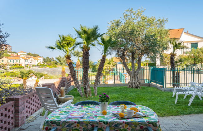 3 bedroom Apartment in Cipressa with swimming pool and garden - Photo 32