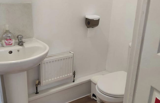 Apartment - Sleeps 5 - Parking - Station Close - Photo 8