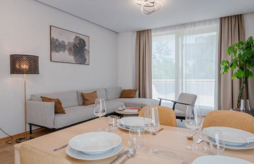 Modern 2BDR Apartment - Business Zone - Free Garage Parking - Photo 17