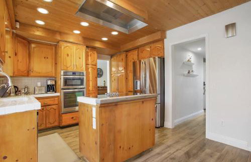 Charming Villa with Backyard Oasis Close to Beach - Foto 22