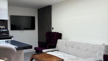 CozyNest 2BR Modern Property with Parking - Foto 4