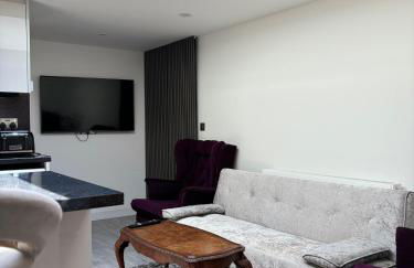 CozyNest 2BR Modern Property with Parking - Foto 4