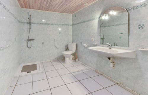 Maison plain pied mitoyenne avec piscine partagée et terrain arboré - Foto 9