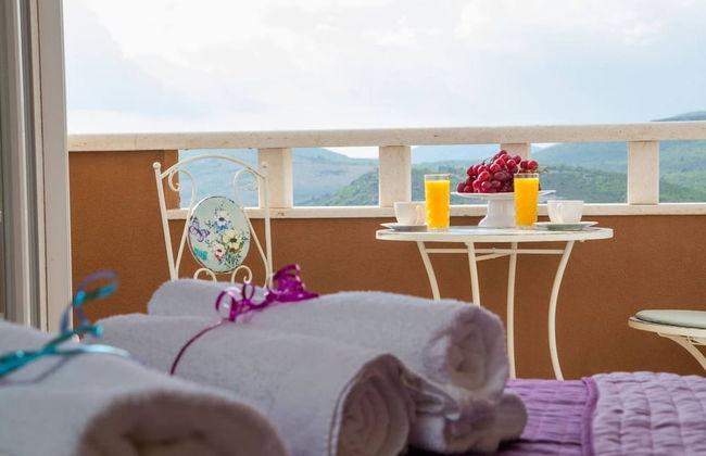 Peaceful Escape With Mountain Views, Heated Pool and Modern Amenities in Radošić - Foto 11