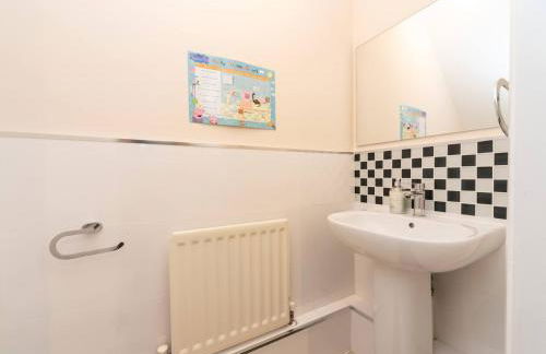 Gorgeous 4 BR House Near Station mins to London - Pass the Keys - Foto 49