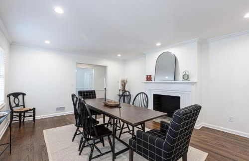 Group Getaway 6BR Near Fort Benning Huge Kitchen Private Yard - Foto 16