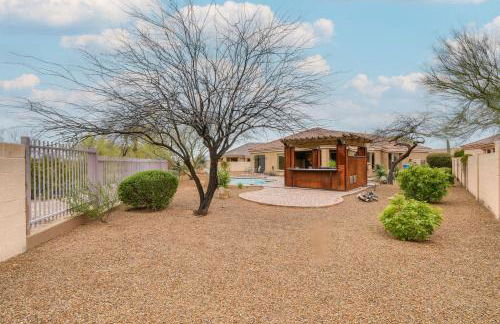 Luxe Couples Retreat with Pool and Outdoor Kitchen! - Foto 27