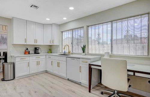 New Poolside Paradise in Vegas with BBQ and Games - Foto 10