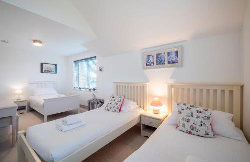 Spacious Coastal Retreat with Sea Views - Foto 43