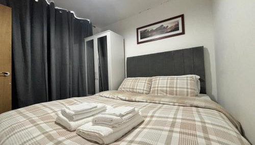 1 Bedroom Flat - Manchester Airport Apartment - 7 mins to MAN - Staycations & Business stays! - Foto 5, towels, wardrobe