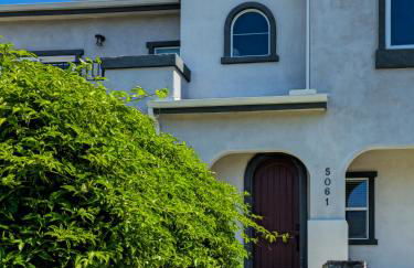 Modern comfort, prime location, 360 views, 4 BR entire house - Foto 2