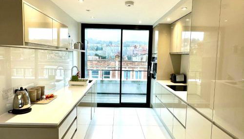 1 Min Walk to the Best Beach! Stunning New 2 Bedroom Apartment - Great Location - FREE Parking - Fast WiFi - Smart TV - sleeps up to 4! Close to Purbeck, Corfe Castle, Sandbanks, Poole & Bournemouth - Foto 5