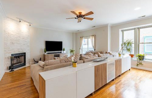 Windy City Getaway - 3BR 2BA Chicago Townhouse home - Photo 6