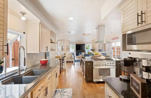 Elegant Beach Living, Just Blocks to the Sand - Foto 2