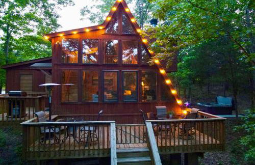 Hot Tub and Barrel Sauna! Lakefront Innsbrook Chalet - Foto 1