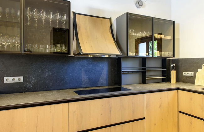 Traditional Villa With Garden - Photo 8