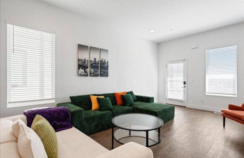 Nash House & Bars of Broadway with Patio Bar and Views! 8min Downtown! Sleeps 12! - Foto 25