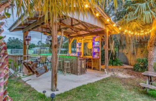 Tropical getaway Pool and tiki bar - Photo 9
