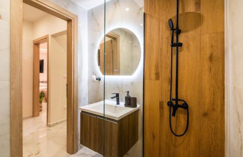 Almond Jacuzzi Suites - Private Jacuzzi - Self Check-In - Free & Easy Street Parking - Foto 8