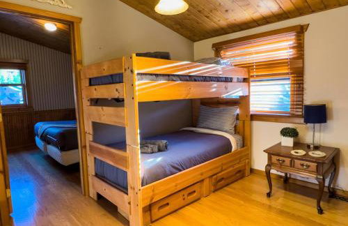 The Carriage House Walk to River Lake In Town - Foto 33