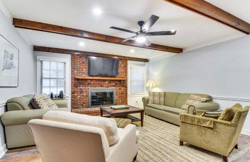 Walk to Parks and Town Square Cary Home with Yard! - Foto 1