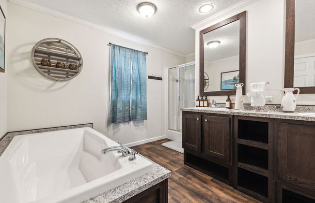 Sunsets & Serenity: Port Clinton Waterfront Stay 3 Bedroom Home - Photo 19