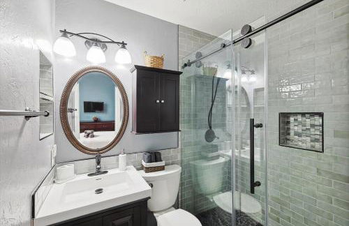 DFW Getaway - 4 Bedrooms Pool Oasis Media Room - Photo 29