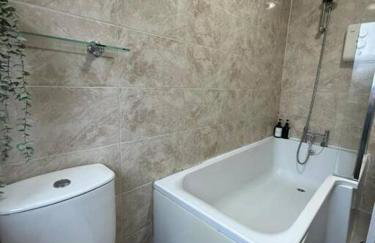 Spacious 4Bedroom House in Warrington - Sleeps 8 - Foto 3