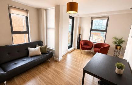 City Centre 2 bed apartment with a balcony - Photo 2