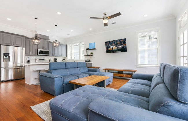 Modern 4 BR Condo with Balcony & Pool - Near FQ - Foto 23