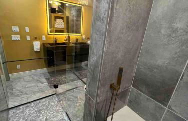 4 BR Luxurious-Gem Mansion in Heart of Denver - Foto 24