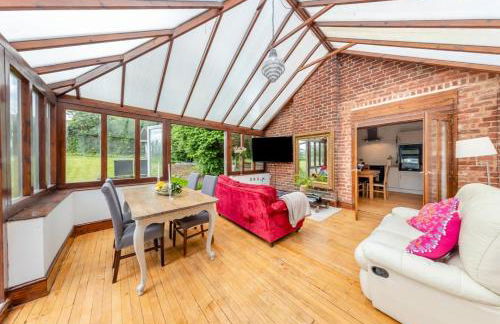 Luxury Country Escape with Hot Tub perfect for Friends and Families - Photo 9