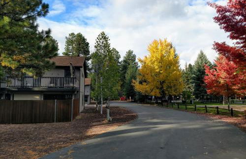 2BR Gated Escape With A Pool And Walk to Dining and Trails - Foto 36