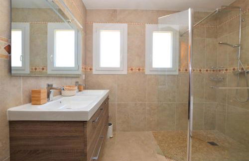 VILLA CARAMONTINU SERENA à Pinarello, proche plage, vue mer, piscine chauffée - Foto 13