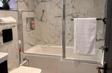 Modern House Apartment Stratford E15 London - Sleeps 2 - 9, Fast Links to Central London, Near O2, Greenwich & Olympic Park, Child-Friendly Garden, Free Parking, Free WiFi - Foto 2