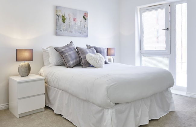 Campbell Park by ShortstayMK - Photo 2