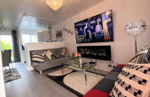 Milton Keynes Luxury Short Stay House with WIFI and Free Parking - Photo 1