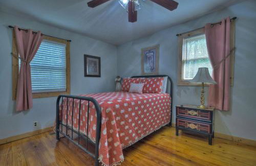 Bear Naked Hideaway - Relax in the hot tub with sounds from the nearby creek - Foto 22