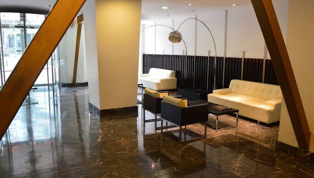 Coin salon dans le hall