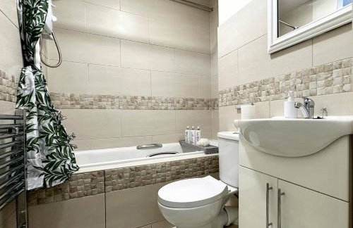 Joyful Jungle Jewel wBalcony & Foozeball-Ferndale - Foto 38