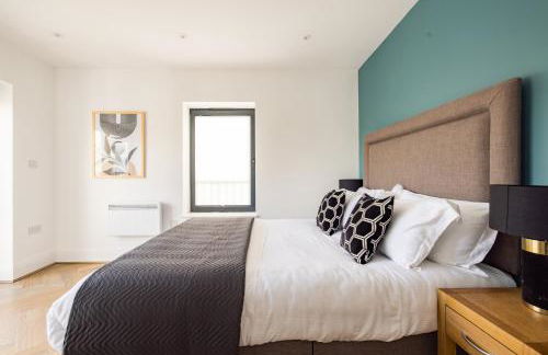 Staines Riverside by Charles Hope - Foto 14