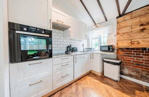 New Forest Cottage with Hot Tub, Fireplace and Private Garden - Foto 10