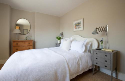 Gleneda Cottage - a renovated, traditional Cotswold cottage full of charm with fireplace and garden - Photo 46