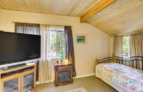 4 Mi to Rainbow Lake! Cozy Forest-View Gem with Deck - Foto 6