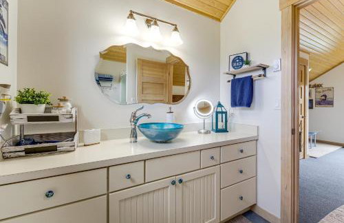Steps to Beach: Home w/ Hot Tub in Oak Harbor! - Foto 18